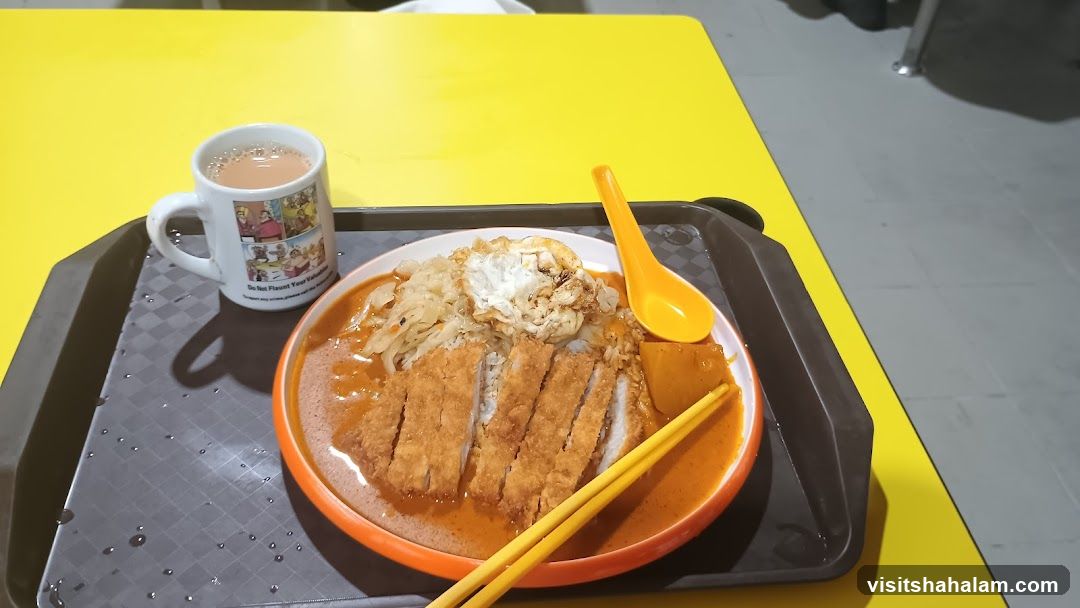 Curry Rice with Fried Egg and Tea