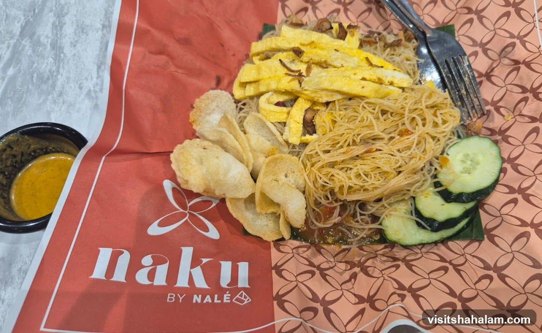 Noodle Dish with Egg and Crackers