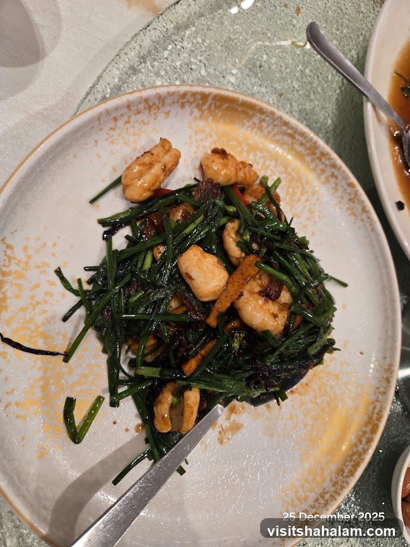 Stir-fried dish with shrimp and greens