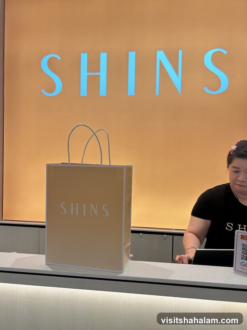 Shins Shopping Bag and Counter