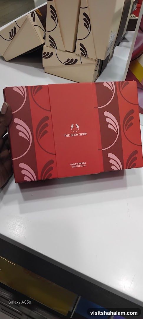 The Body Shop Strawberry Essentials Gift Box