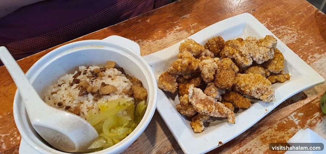 Rice bowl with braised pork and fried chicken bites