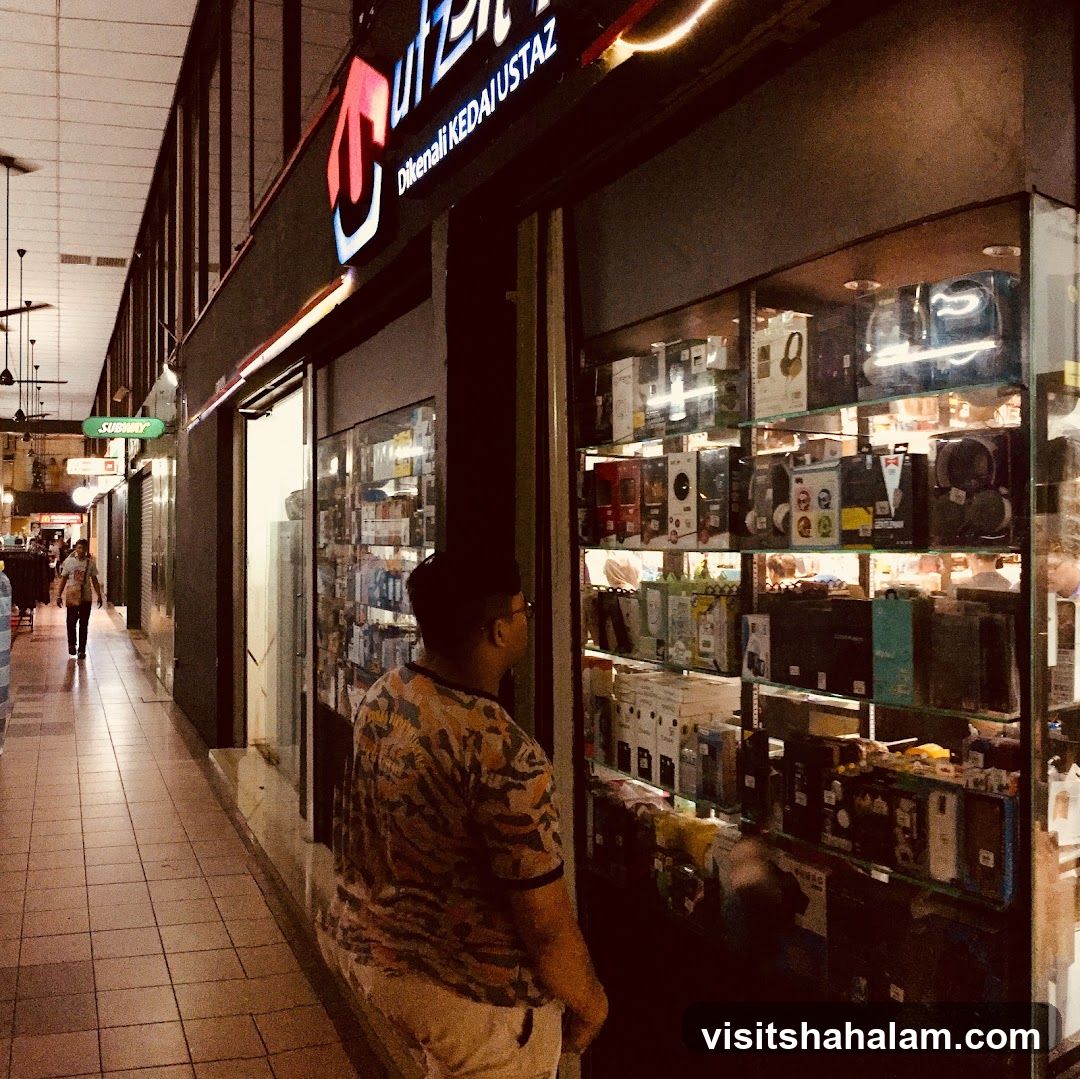 Storefront with electronics display