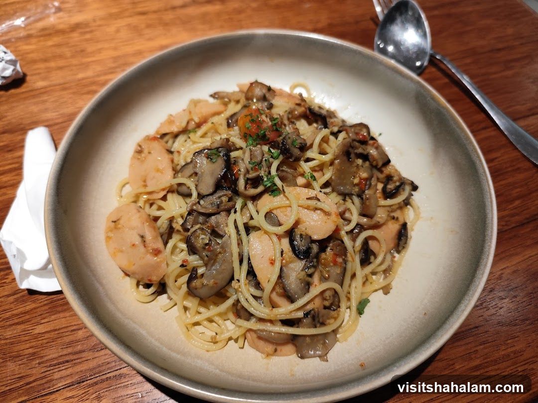 Spaghetti with Mushrooms and Sausage