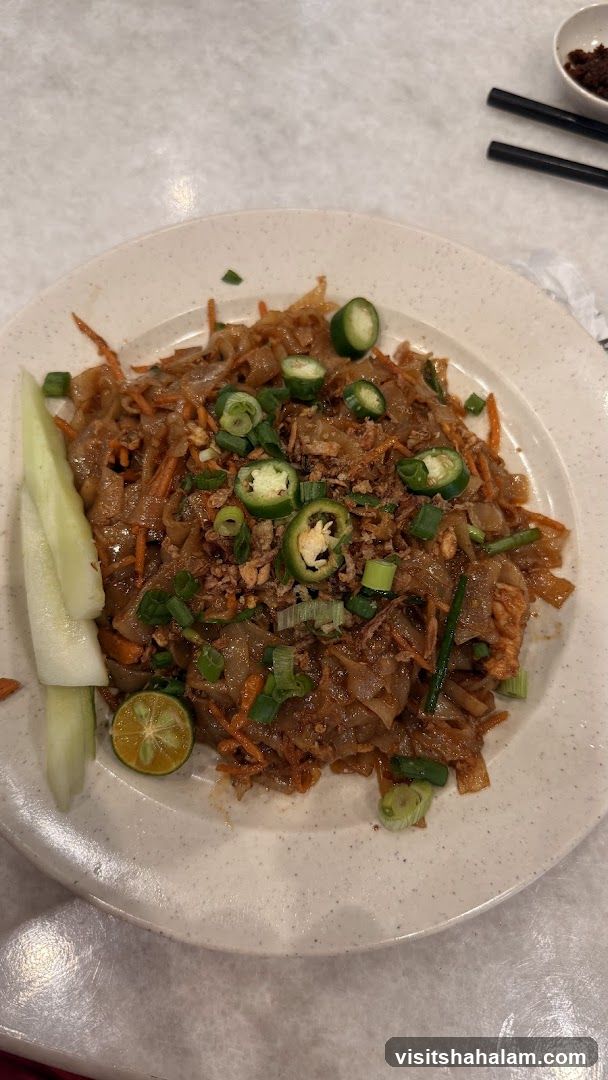 Stir-fried noodles with garnishes