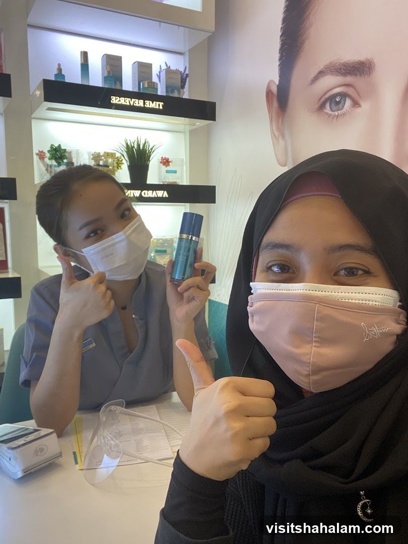 Two women giving thumbs up