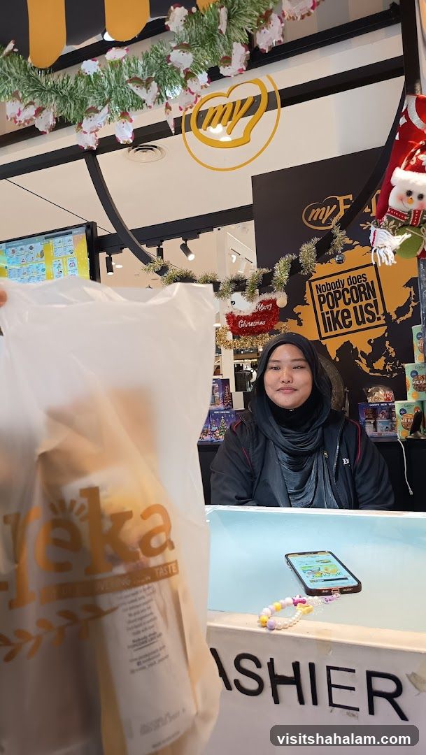 Popcorn shop cashier