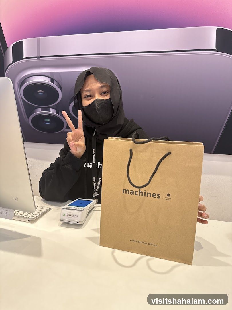 Customer with shopping bag at Machines store