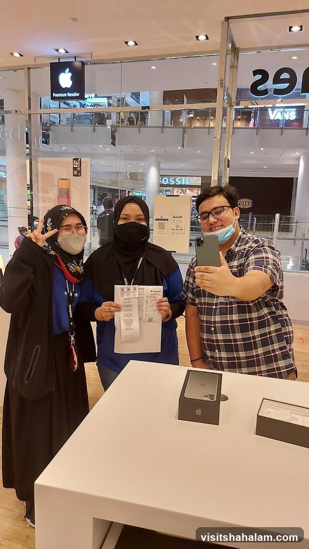 People taking a selfie in an Apple store