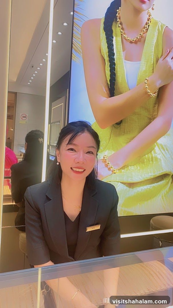 Sales Associate in Jewelry Store