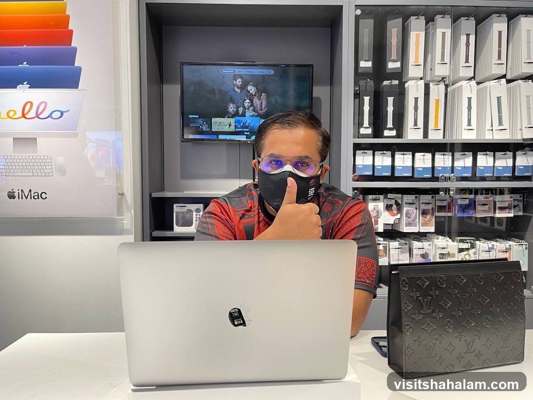 Man giving a thumbs up in an Apple store
