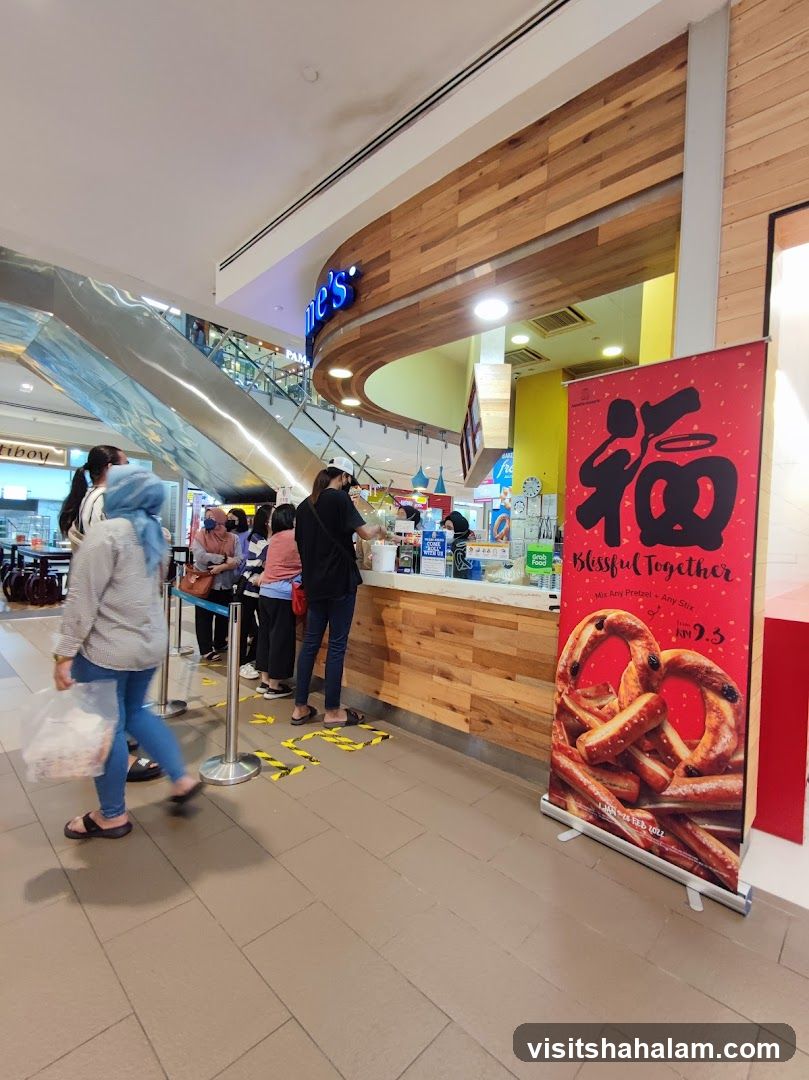 Auntie Anne's Pretzel Stand