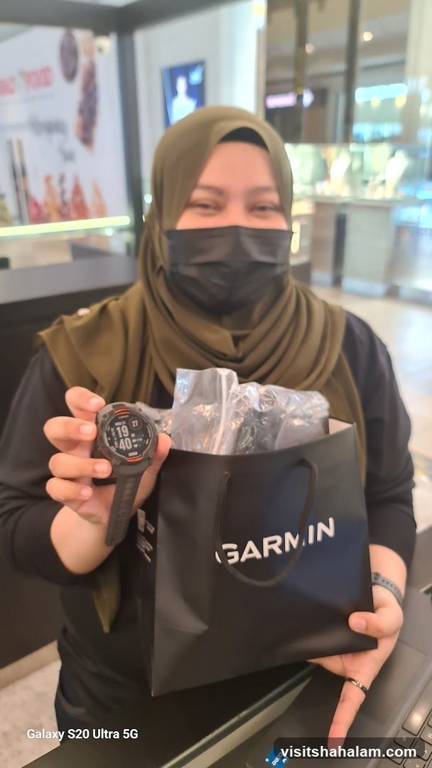 Woman holding a Garmin watch and bag