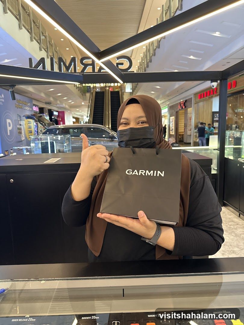 Woman holding a Garmin shopping bag