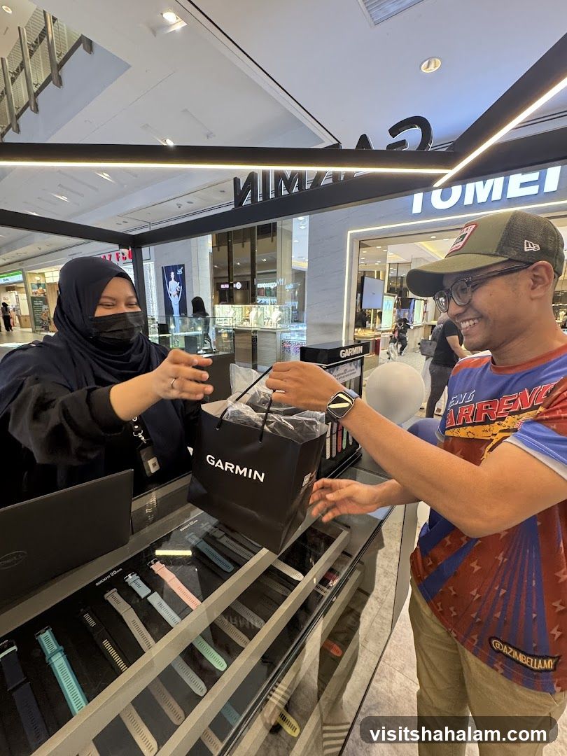 Customer receiving a Garmin shopping bag