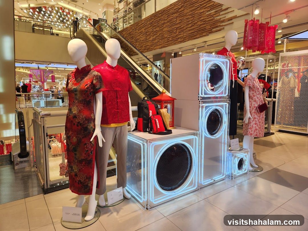 Mannequins in traditional Chinese attire