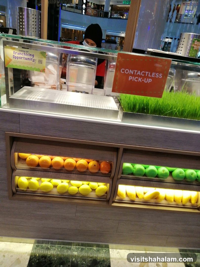 Fruit display with contactless pick-up sign