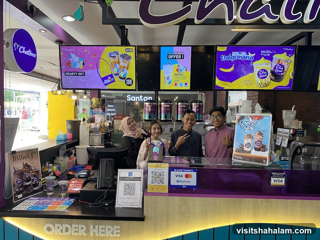 Chatime Counter with Staff