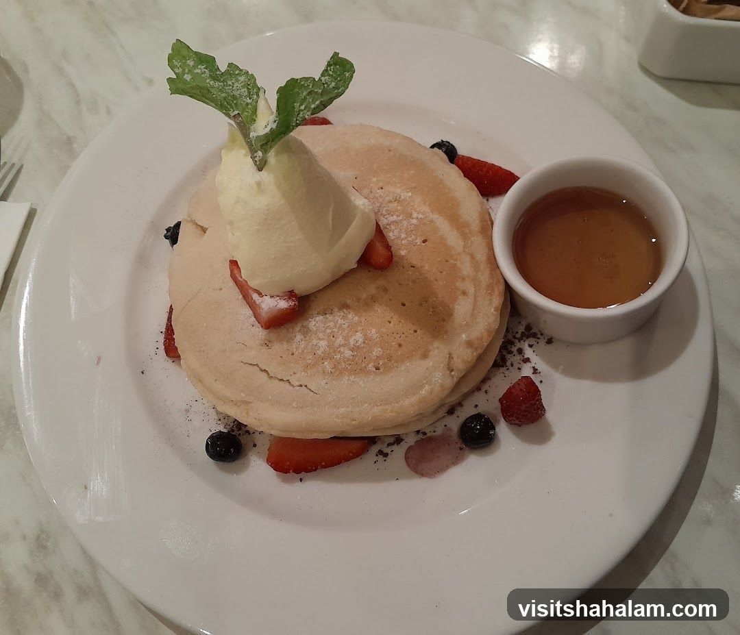 Pancakes with Berries and Cream
