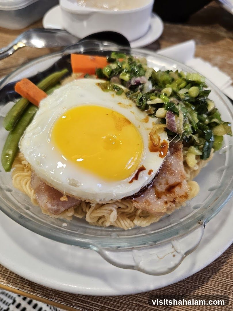 Noodles with Fried Egg and Meat