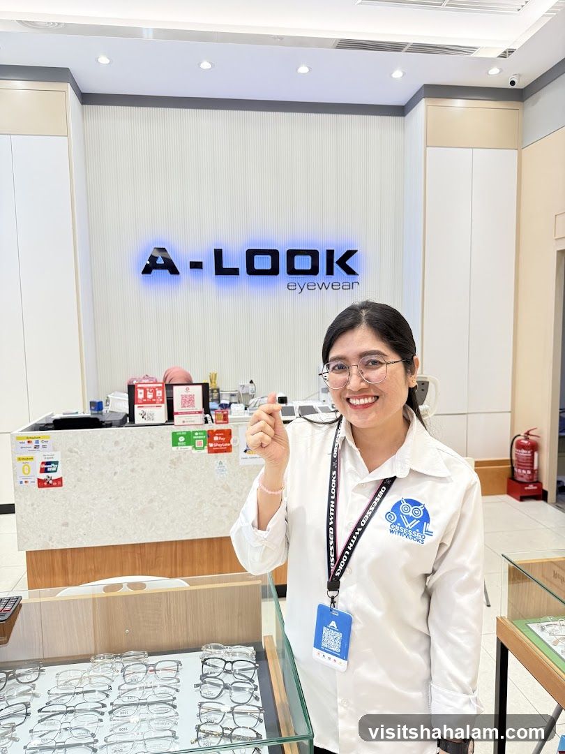 Eyewear Store Employee