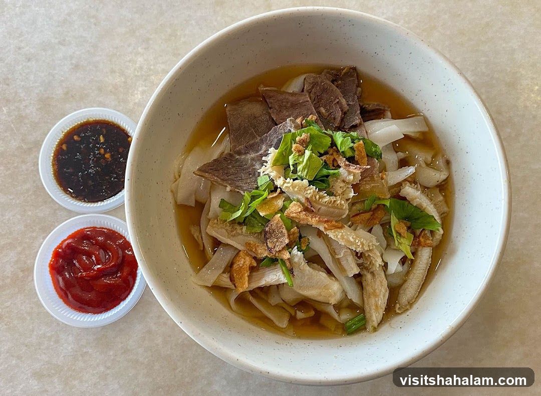 Beef noodle soup with tripe and chili sauce