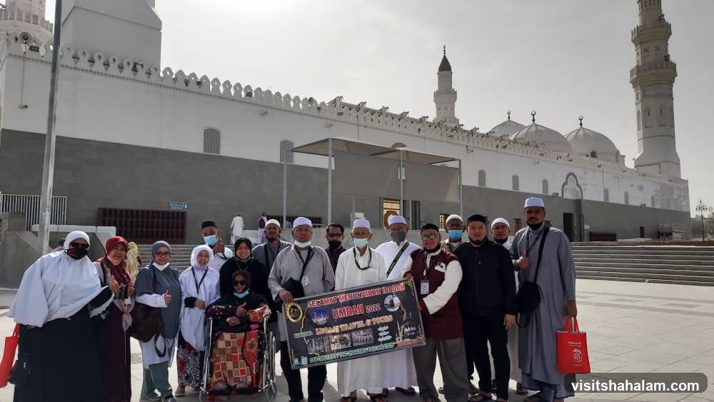 Group posing with Umrah banner