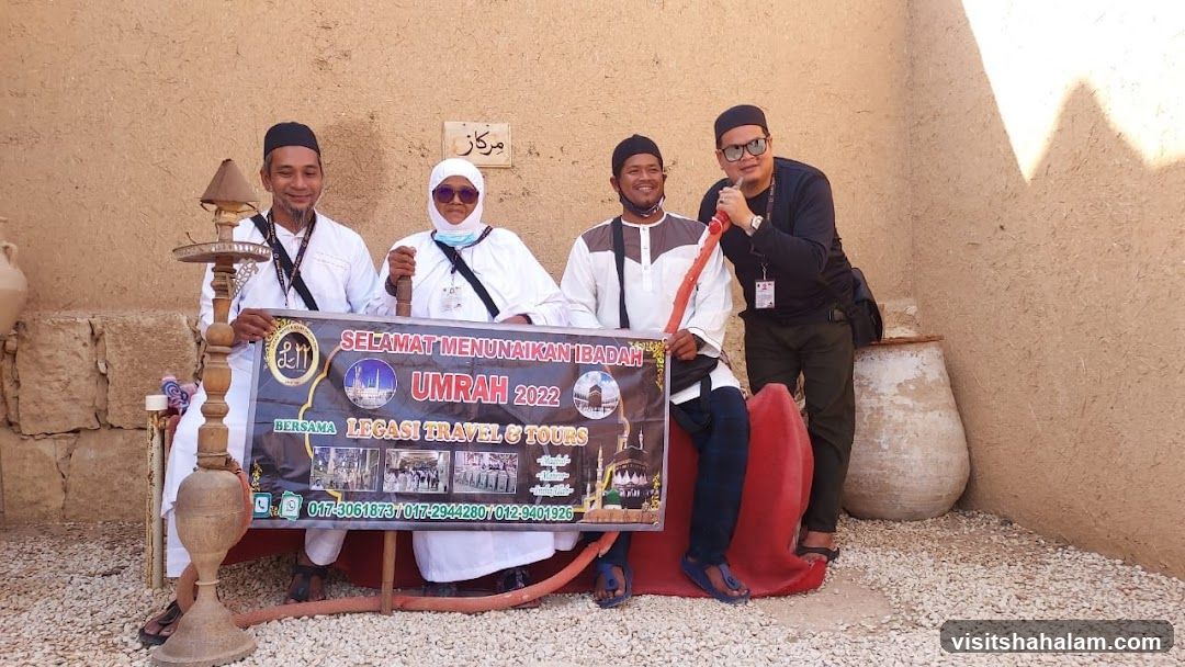 Group holding Umrah banner