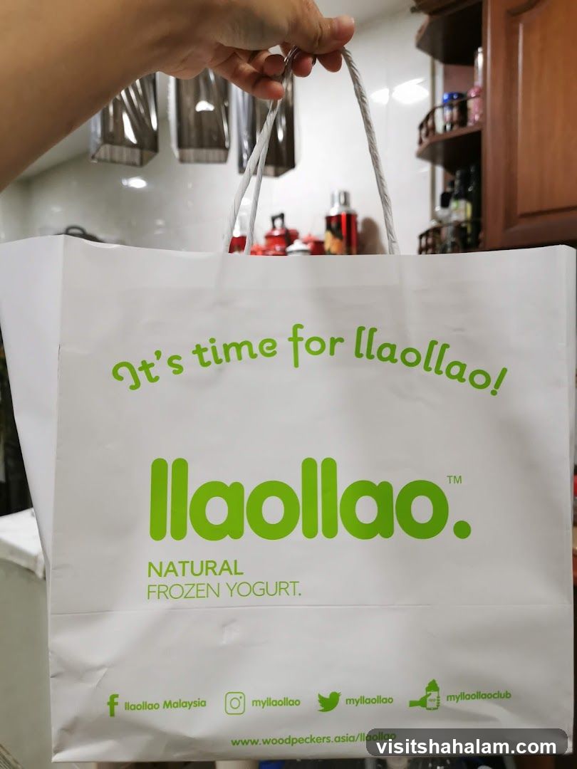 Llaollao branded paper bag