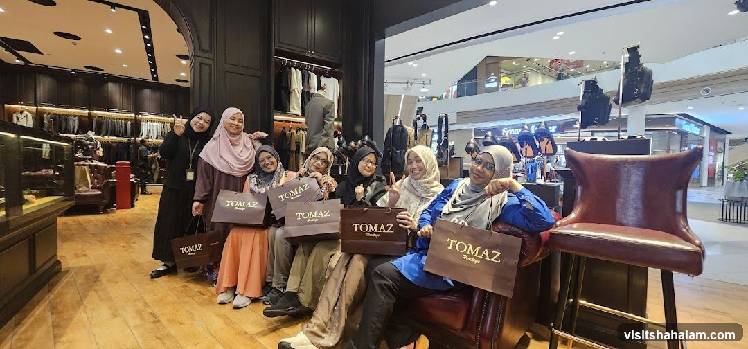 Group of women with shopping bags