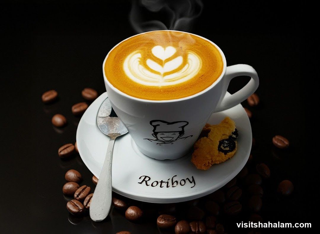 Latte with latte art and a cookie