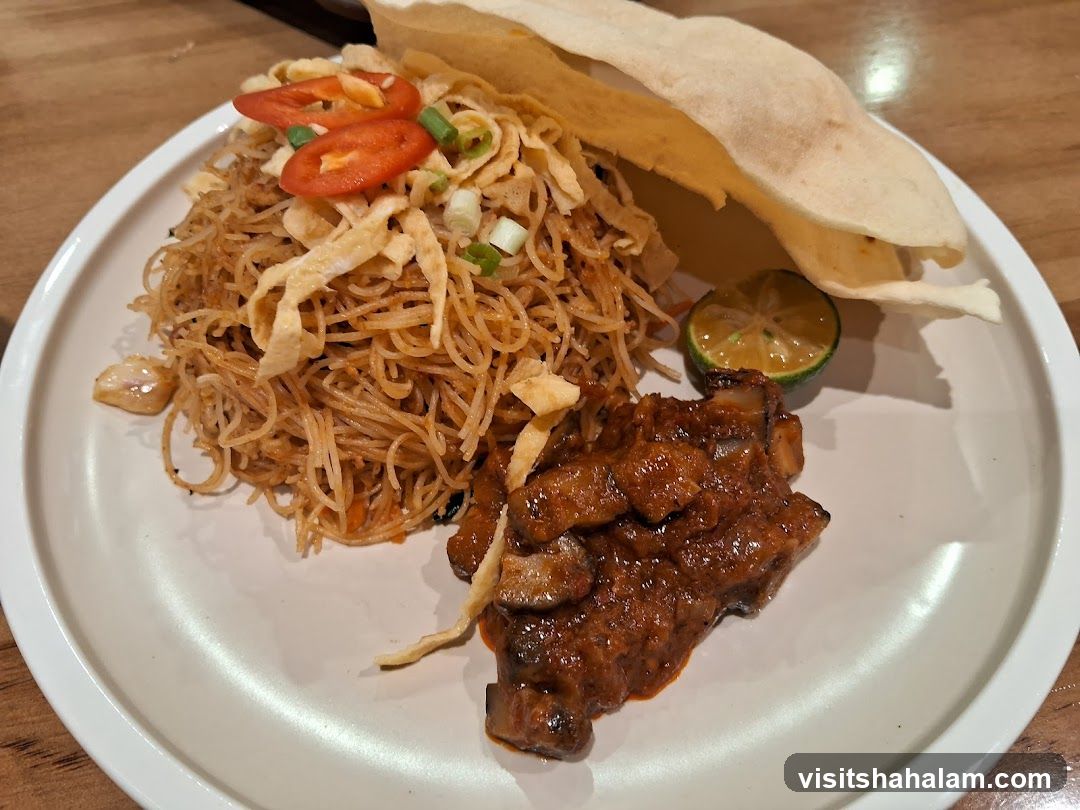 Noodles with Meat and Crackers