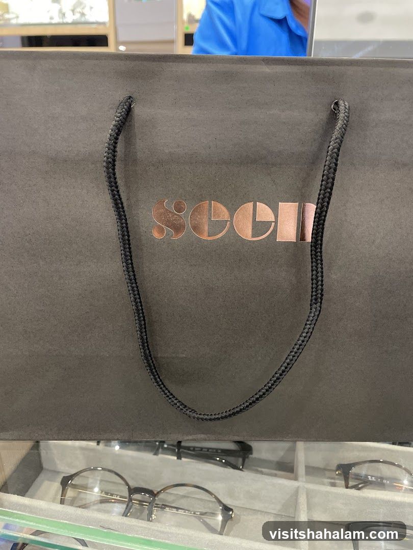 Eyewear shopping bag and display