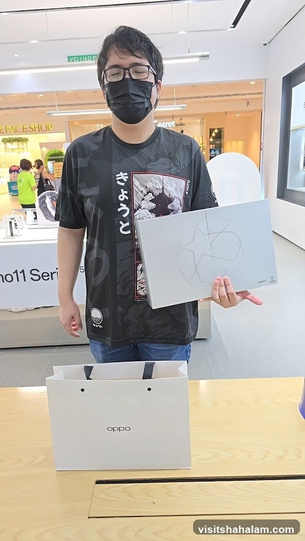 Man holding an Oppo product