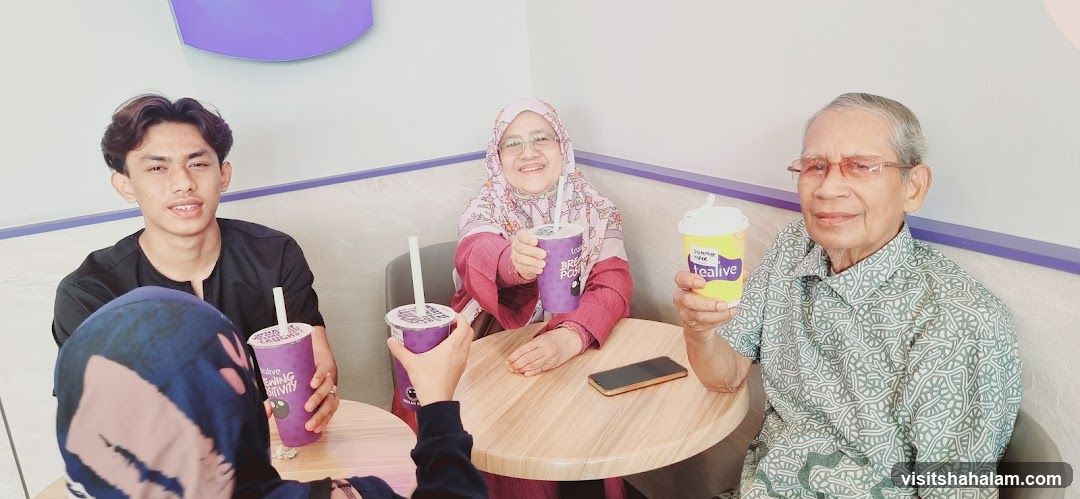 People enjoying drinks at a cafe