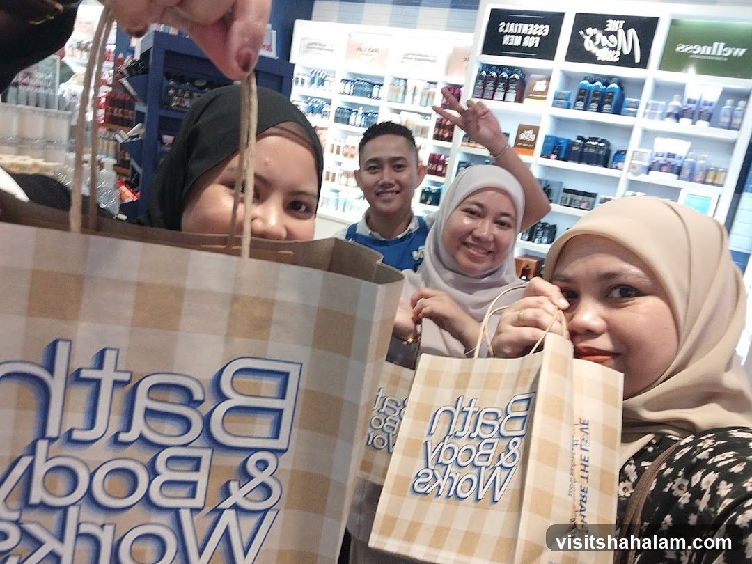 People with shopping bags