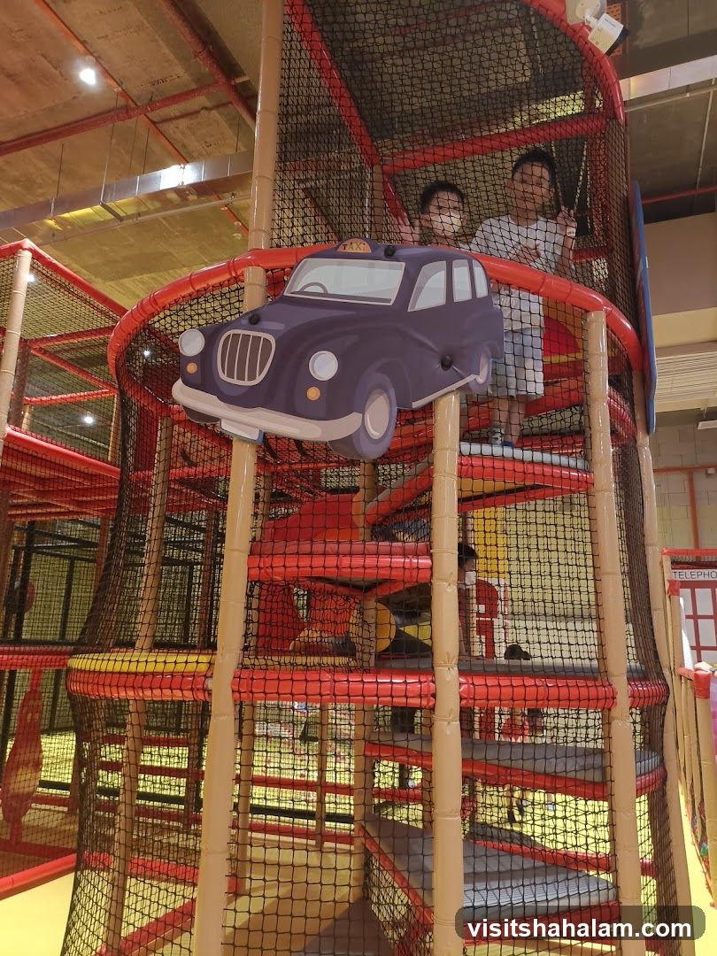 Indoor Playground with Taxi Decoration