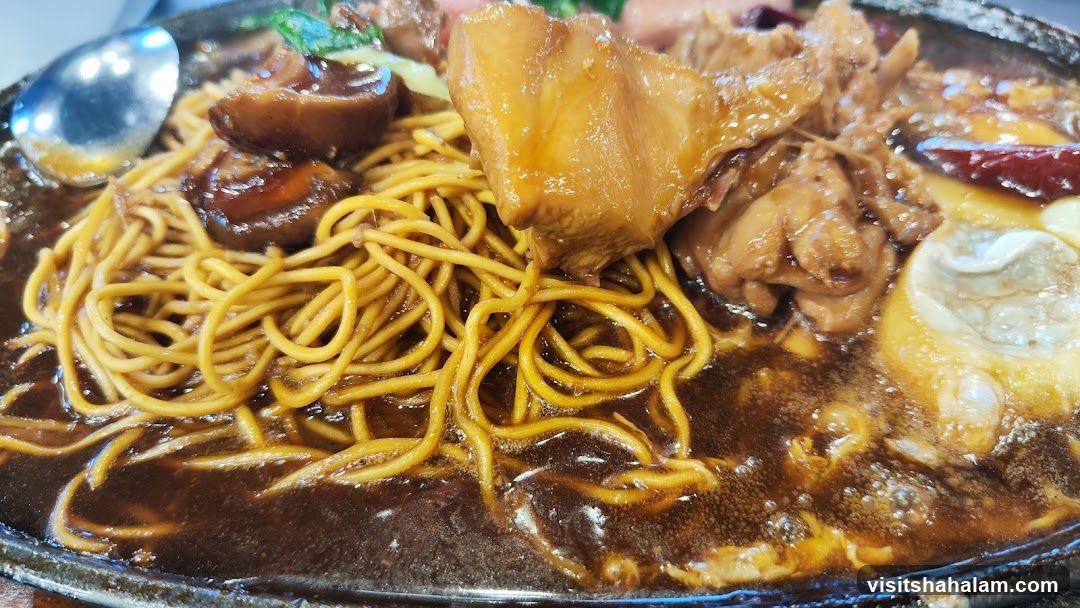 Sizzling Noodles with Chicken and Mushrooms