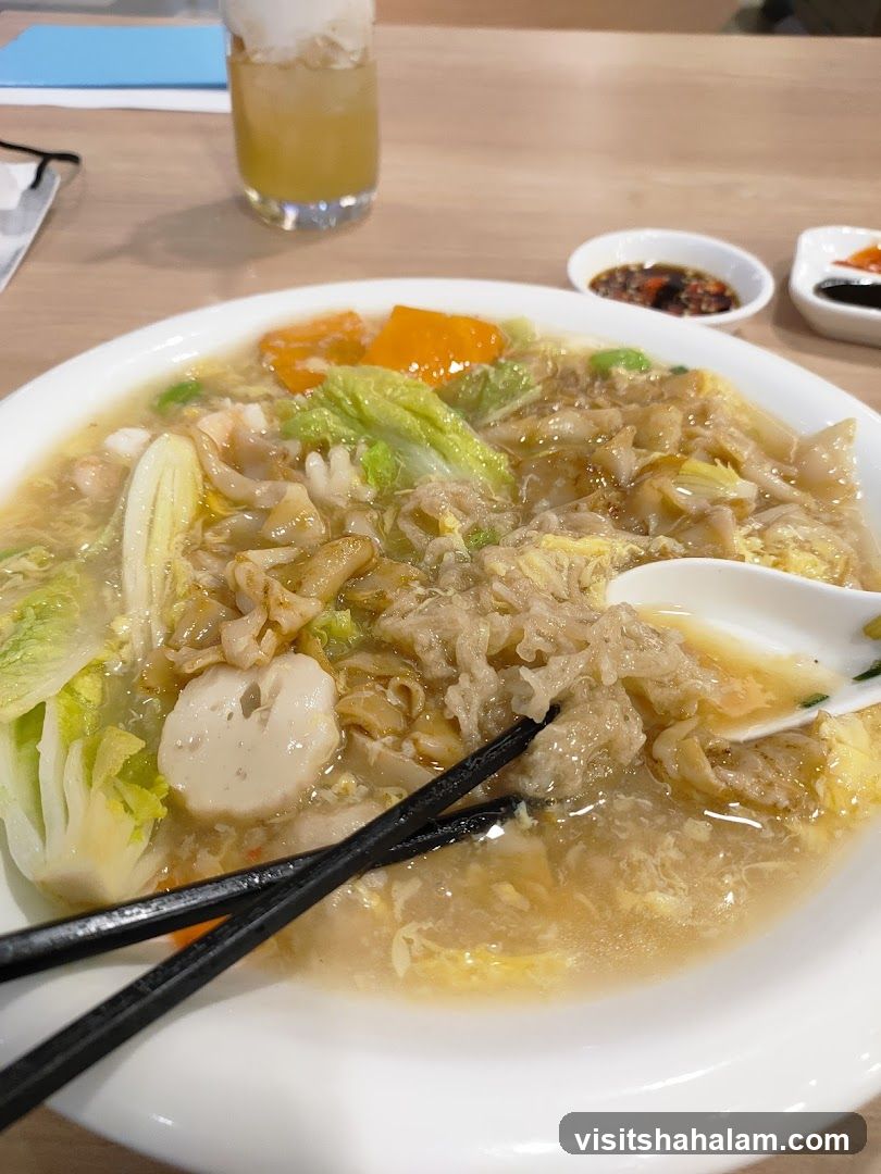 Noodles with Vegetables and Seafood