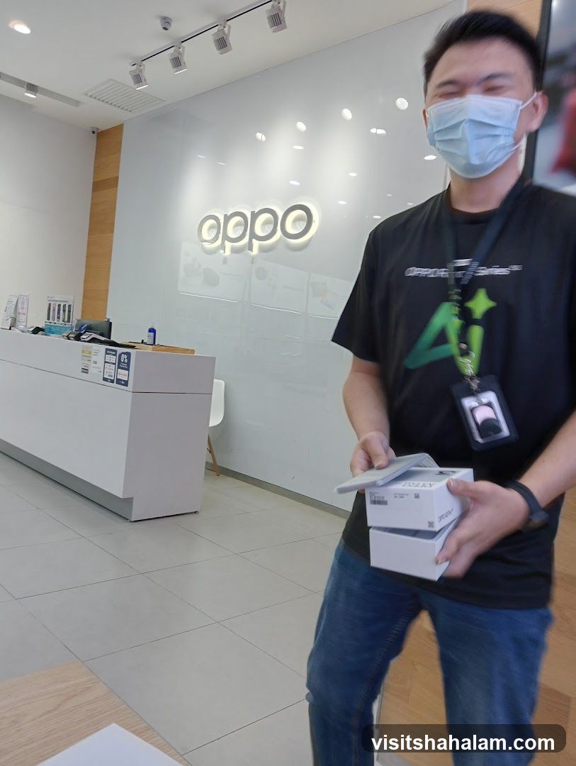 Oppo Store Employee with Products