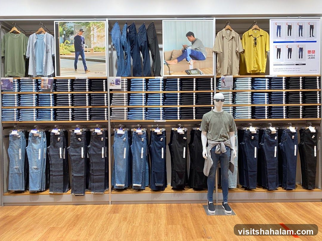 Uniqlo Jeans Display