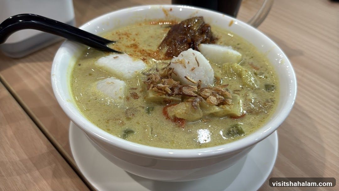 Bowl of Soup with Rice Cakes and Meat
