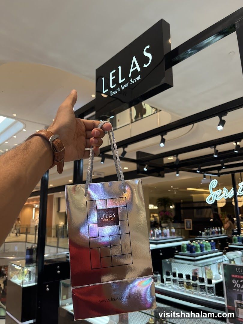 Lelas Shopping Bag and Storefront