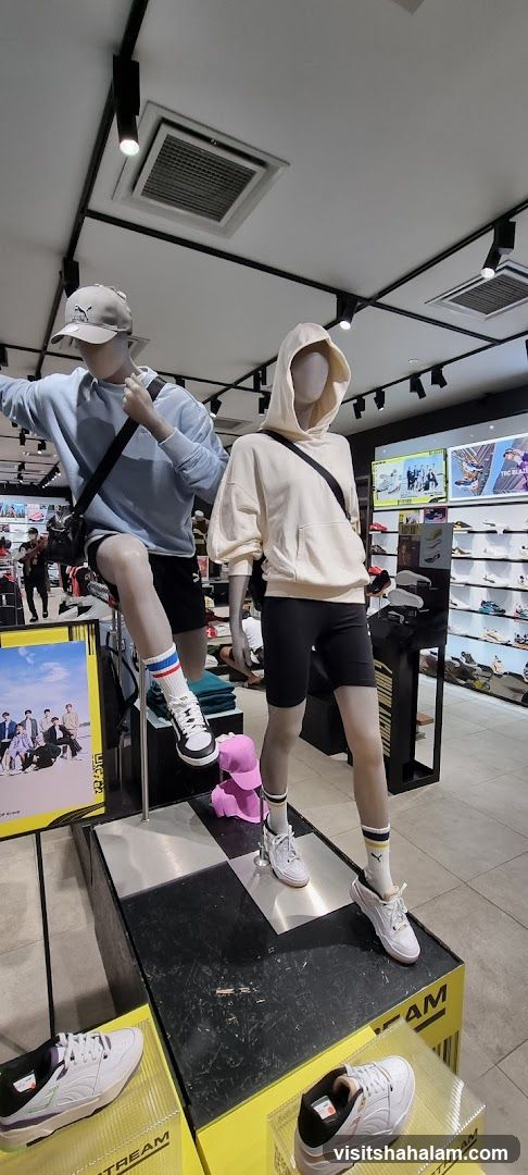 Mannequins in a store