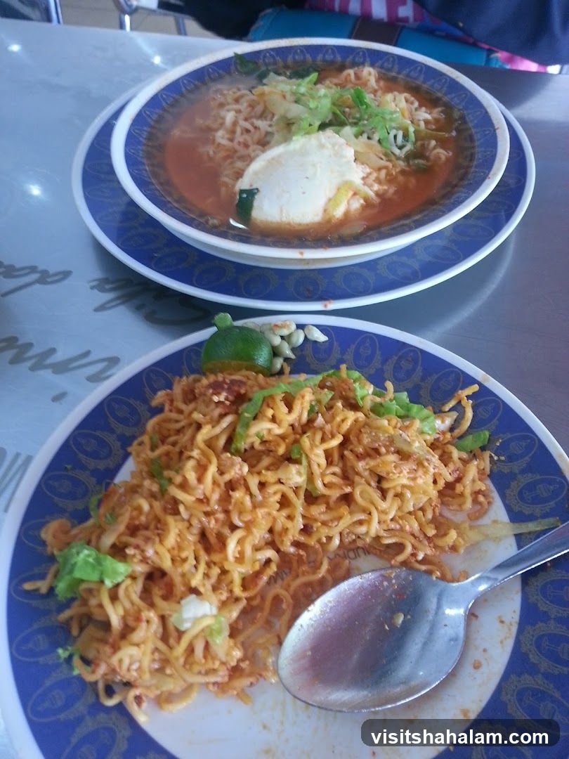 Noodles with Egg and Garnish