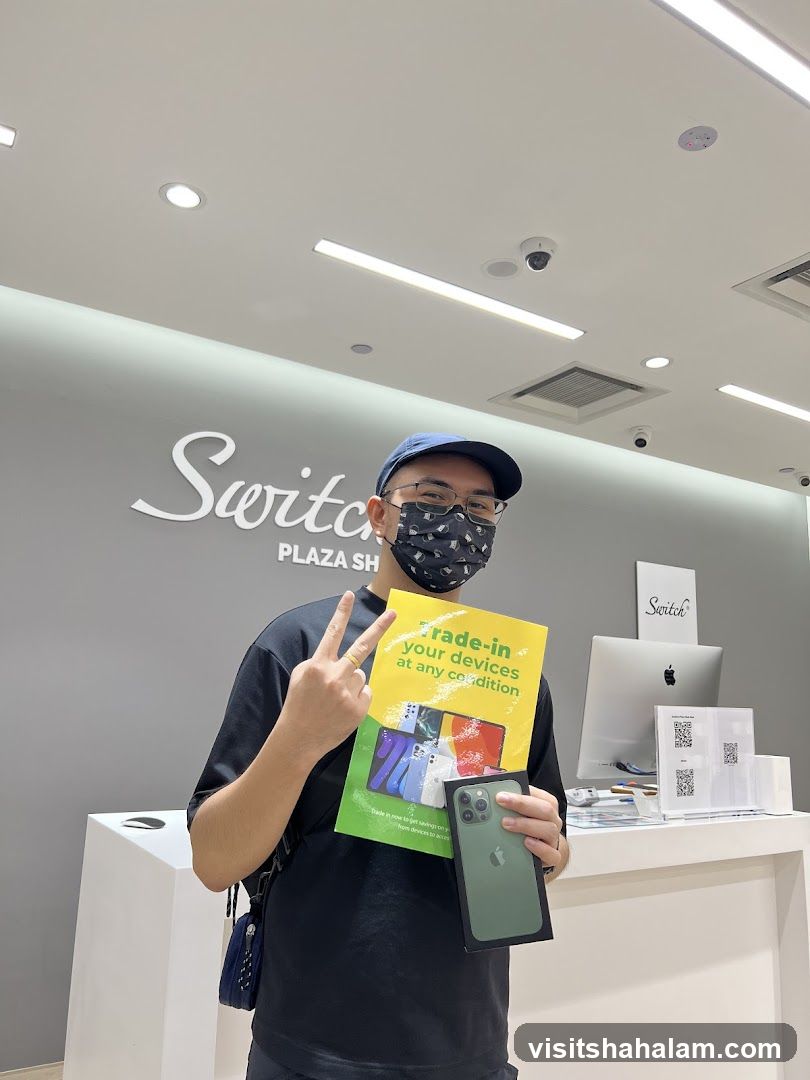 Man holding a new iPhone and a promotional flyer