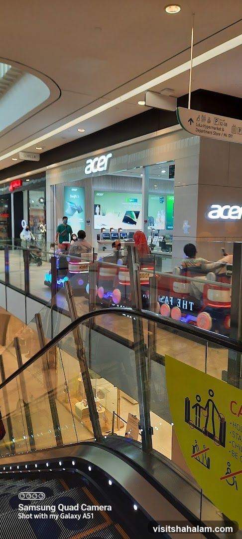 Acer Store in a Mall