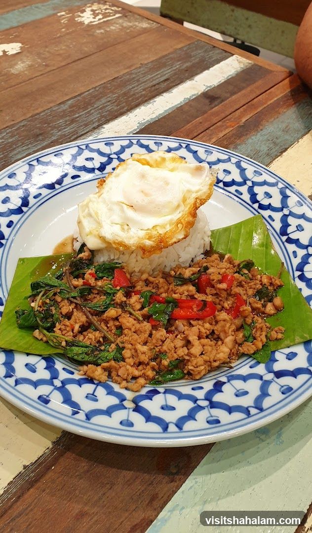 Stir-fried Minced Chicken with Basil and Fried Egg