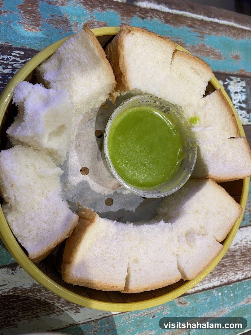 Steamed Bread with Pandan Custard