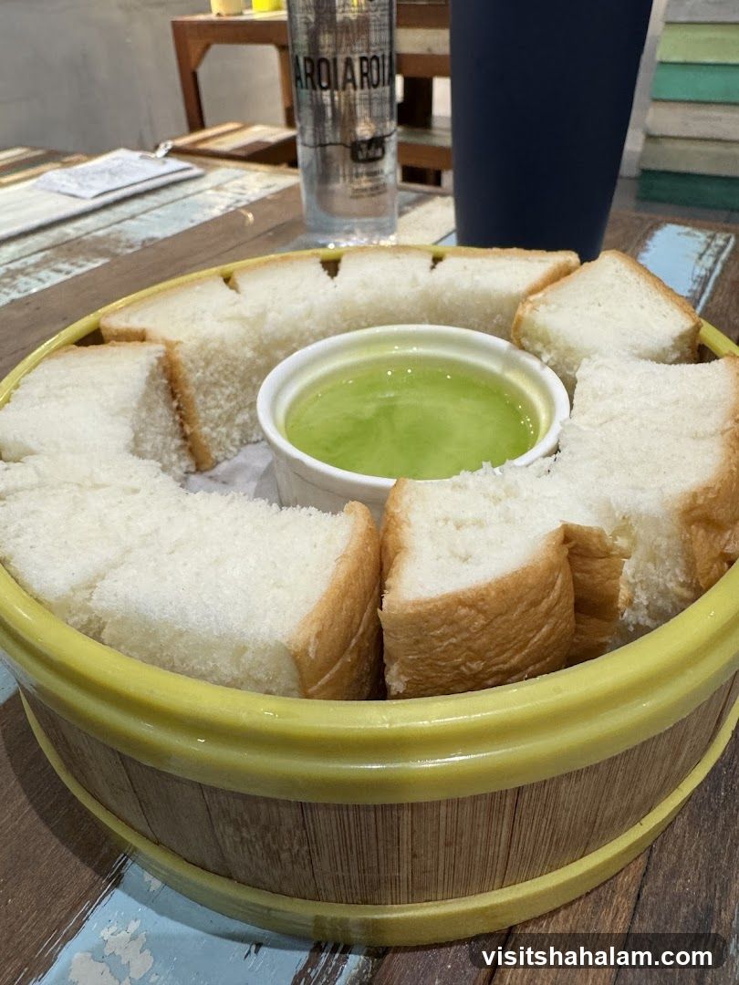 Steamed Bread with Pandan Custard